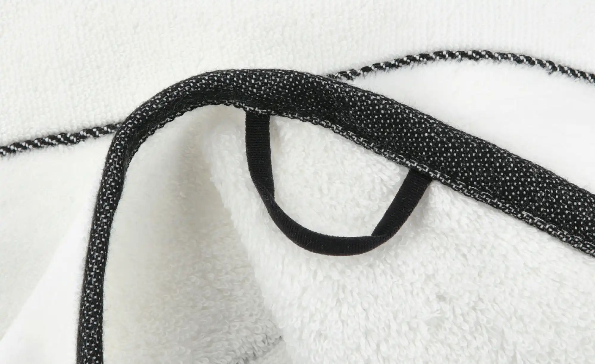 VOSSEN Duschtuch Maxim | Duschtuch - 67x140 cm, Weiß / Schwarz