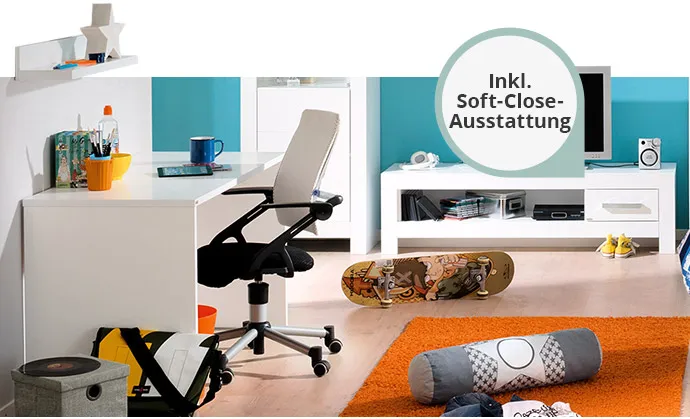 Weiße Kindermöbel, bestehend aus Schreibtisch, Wandregal, Computerstuhl und Lowboard mit Hinweis "Inkl. Soft-Close-Ausstattung" in einem Kinderzimmer