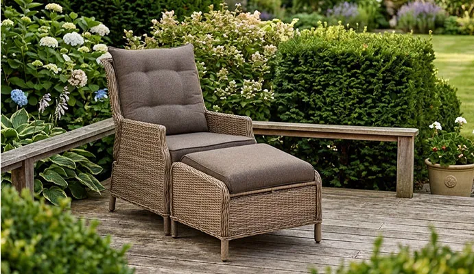 Gartensessel und Hocker der Serie auf einer Holzterrasse