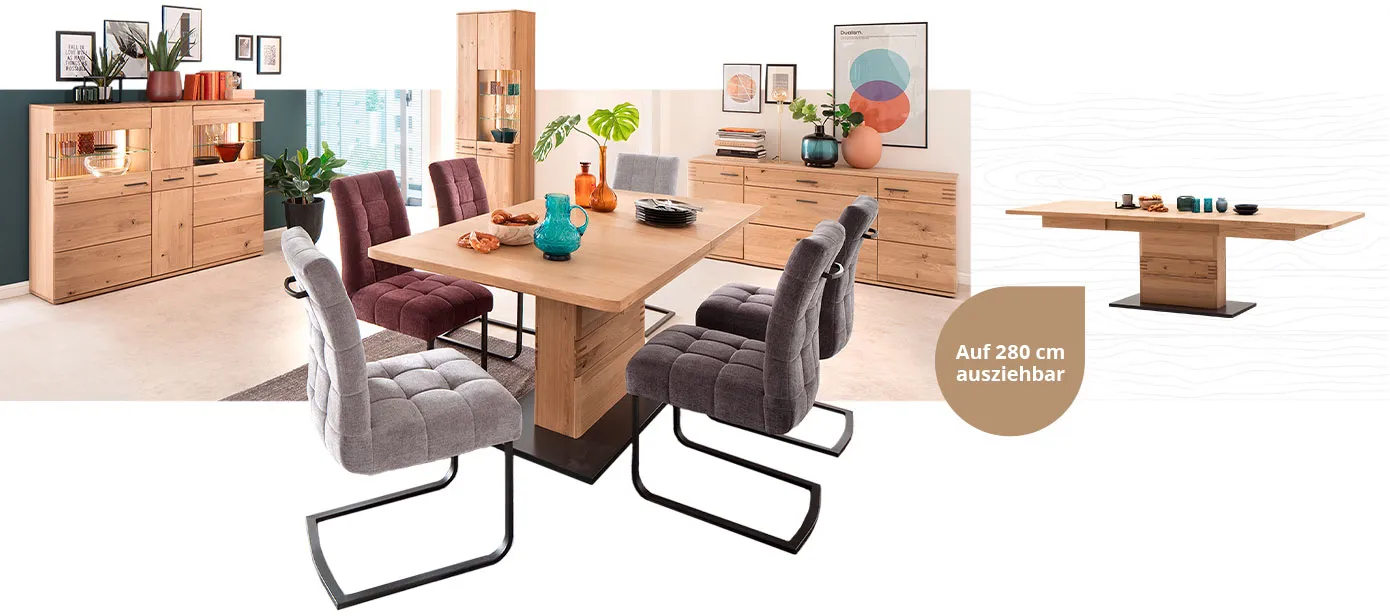 Collage. Bild 1: Esszimmer mit beleuchteten Holzmöbeln, bestehend aus Sideboard, Vitrine, Kommode, Esstisch, Polsterstühle in Hell- und Dunkelgrau, Lila mit Metallgestell. Bild 2: Esstisch aus Holz mit Deko und Hinweis: Auf 280 cm ausziehbar.