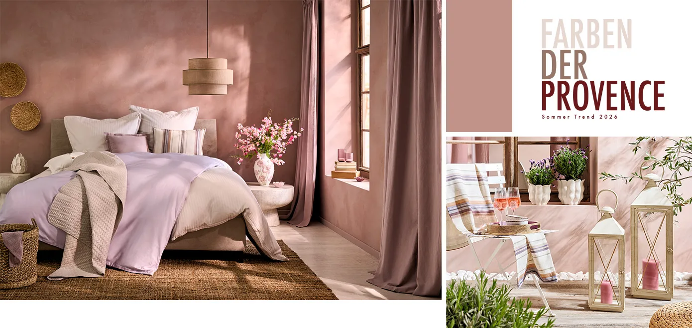 Schlafzimmer mit altrosa Wänden, Pendelleuchte aus Leinen, Polsterbett mit lavendel und beigefarbener Bettwäsche und gestreiftem Kissen, Beistelltisch in Steinoptik mit Blumenvase, zwei weiße Laternen mit pinken Stumpenkerzen, weißer Klappstuhl unf gestreifter Decke