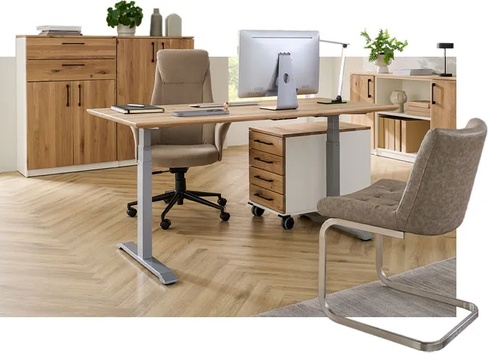 Arbeitszimmer mit Möbeln der Serie mit Holzfronten und weißem Korpus: Schreibtisch, Rollcontainer, 2 Aktenschränke und ein Regal