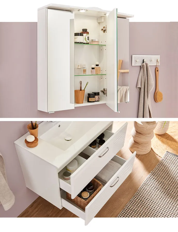 Collage aus 2 Bildern. Bild 1: Weißer Spiegelschrank fürs Bad mit 3 Spiegeltüren. Mittlere Tür geöffnet, 2 Regalböden aus Glas. Bild 2: weißer Keramik-Waschtisch mit weißem Waschtischunterschrank mit 2 Schüben