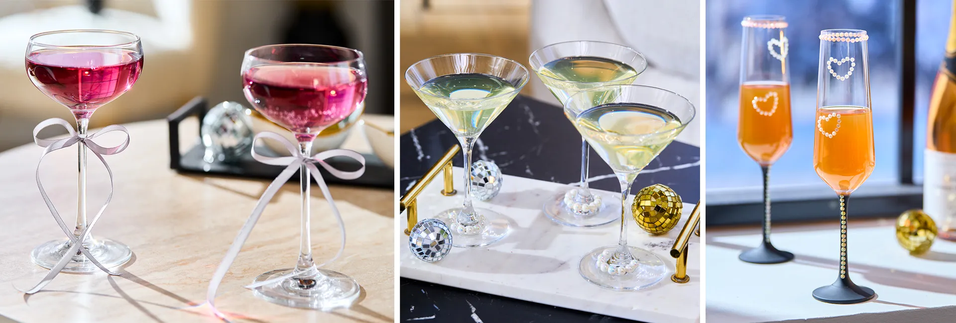 Verschiedene Sektgläser anders verziert: Mit Schleifenband, mit Perlen oder Aufklebern