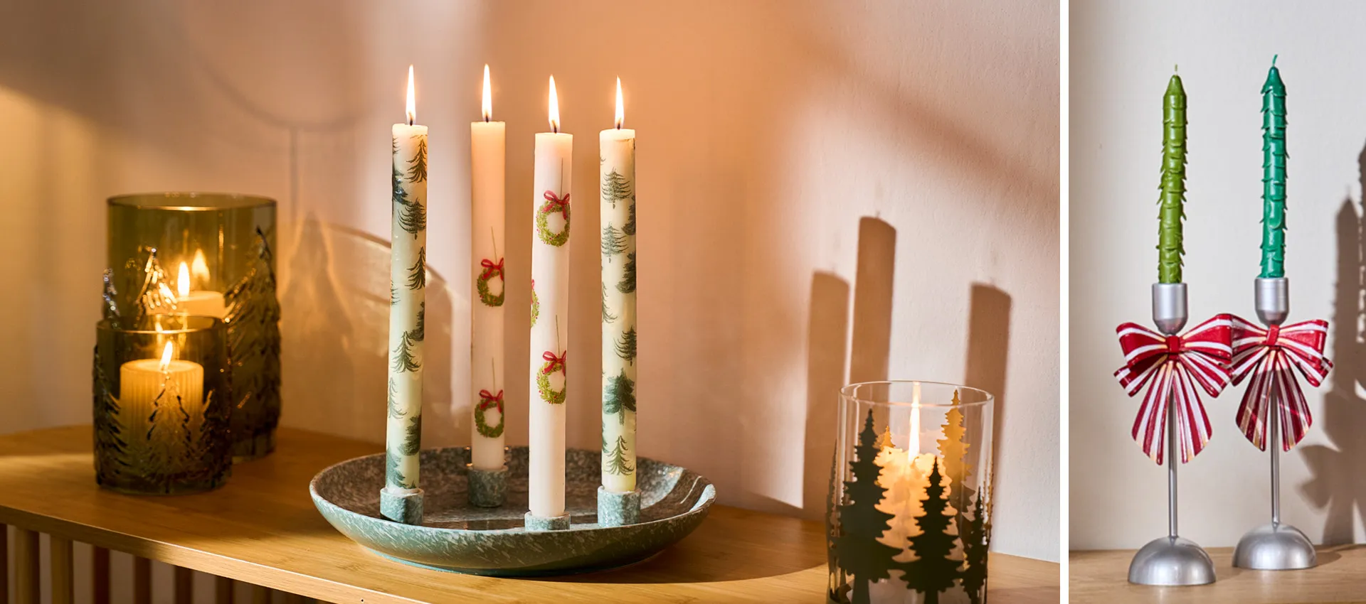 Stabkerzen in Weiß und Salbei mit weihnachtlichem Serviettendruck und grünen Stabkerzen mit Einritzungen für Tannebaumoptik in Schleifen-Kerzenständer