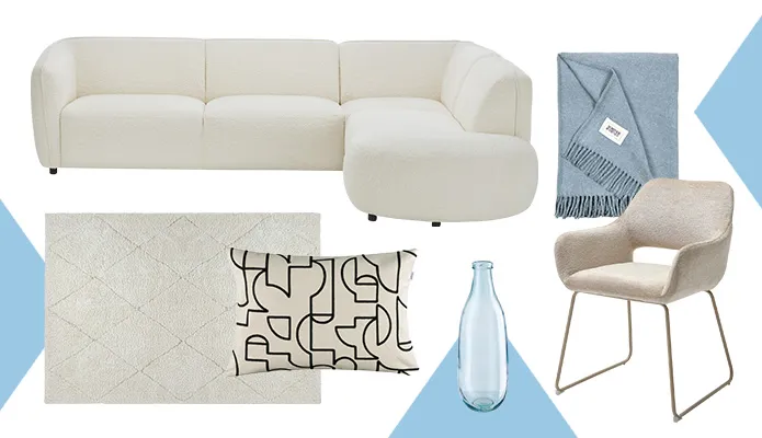 moodboard mit freistellern: Sofa und Stuhl im Creme und Bouclé-Stoff, beiger Teppich mit Rautenmuster, Beiges Kissen mit schwarzen Musterlinien, blaue Glasvase und blaues Plaid