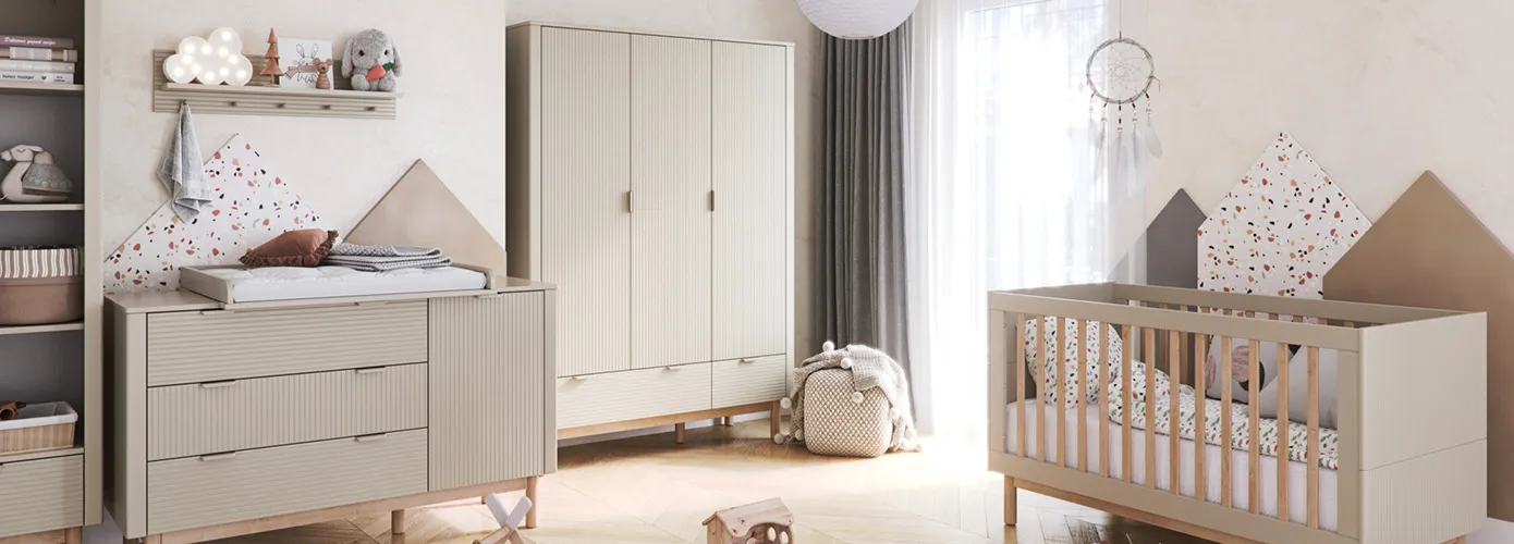 Babyzimmer mit Möbeln in Kaschmirbeige mit Holzgestellen und geriffelten Fronten: Kommode mit Wickelaufsatz, Kleiderschrank 3 -türig, Gitterbettchen.