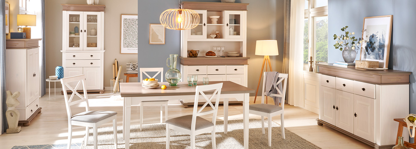 Esszimmer mit Landhausmöbeln, bestehend aus Highboard, Vitrine, Buffet, Sideboard & Esstisch in Weiß mit Akzenten in Lavagrau