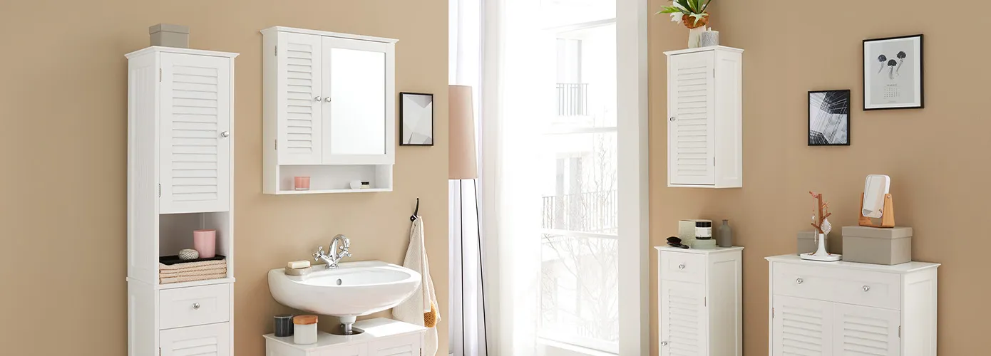 Badezimmer mit weißen Landhaus-Badezimmermöbeln, bestehend aus Hochschrank, Spiegelschrank, Waschbeckenunterschrank, Hängeschrank, 2 Unterschränke