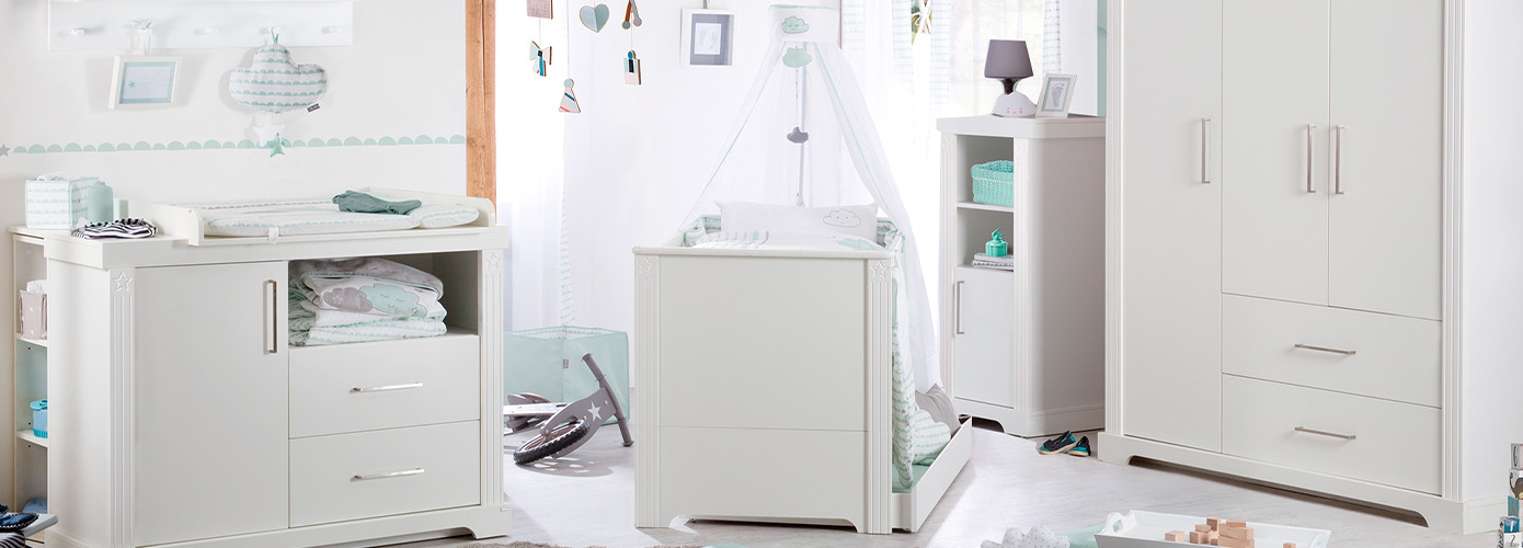 weiße Babymöbel im Landhausstil, bestehend aus Wickelkommode mit optionalem Unterstellregal, Babybett mit optionalem Bettkasten, Kommode und Schrank