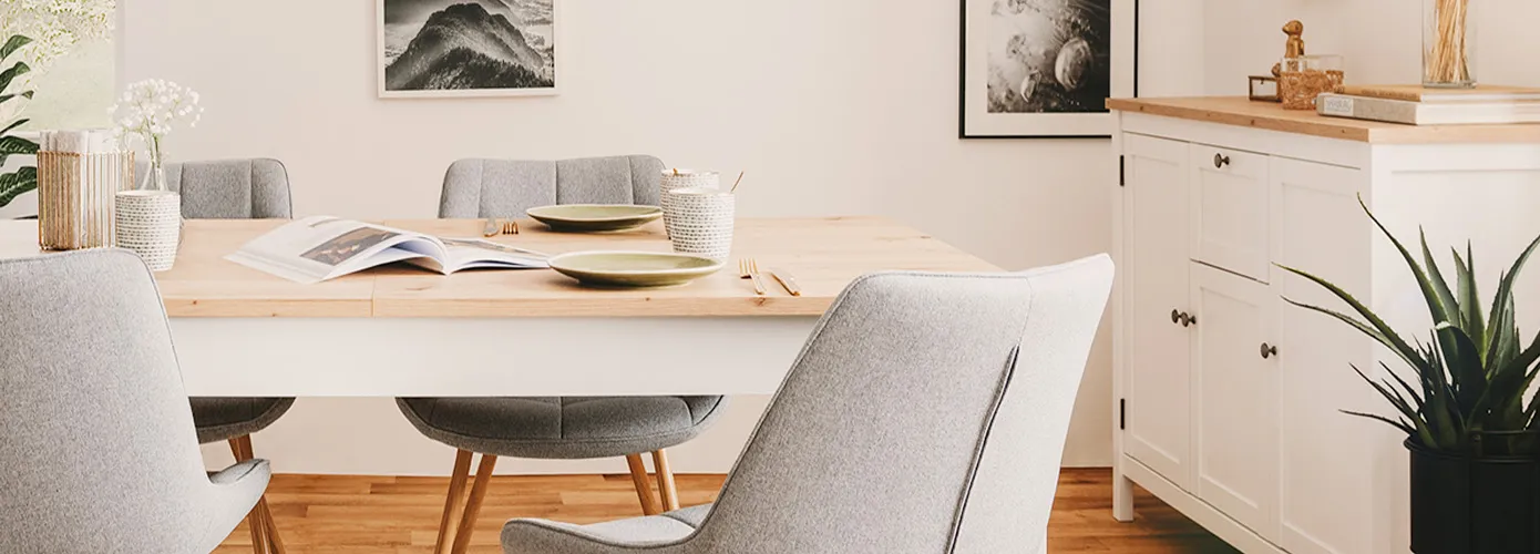 Helles Esszimmer mit Sideboard und Esstisch der Serie, Landhausstil in Weiß mit hellem Holz. Dazu 4 hellgraue Polsterstühle