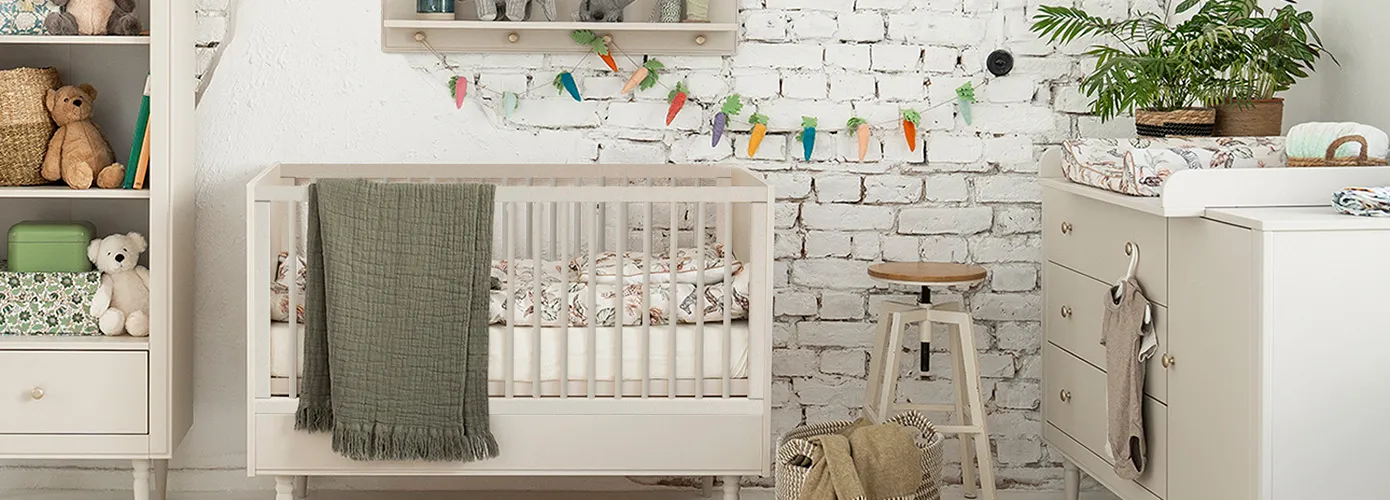Babyzimmer mit Standregal, Gitterbett und Wickelkommode in Farbe Kaschmir