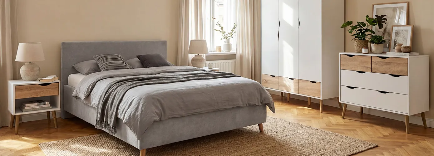 Schlafzimmer mit Skandi-Möbeln, Nachkommode in Weiß und Holzoptik, graues Bett, Schrank in Weiß und Holzoptik, Kommode in Weiß und Holzoptik, Naturteppich, Nachttischleuchten