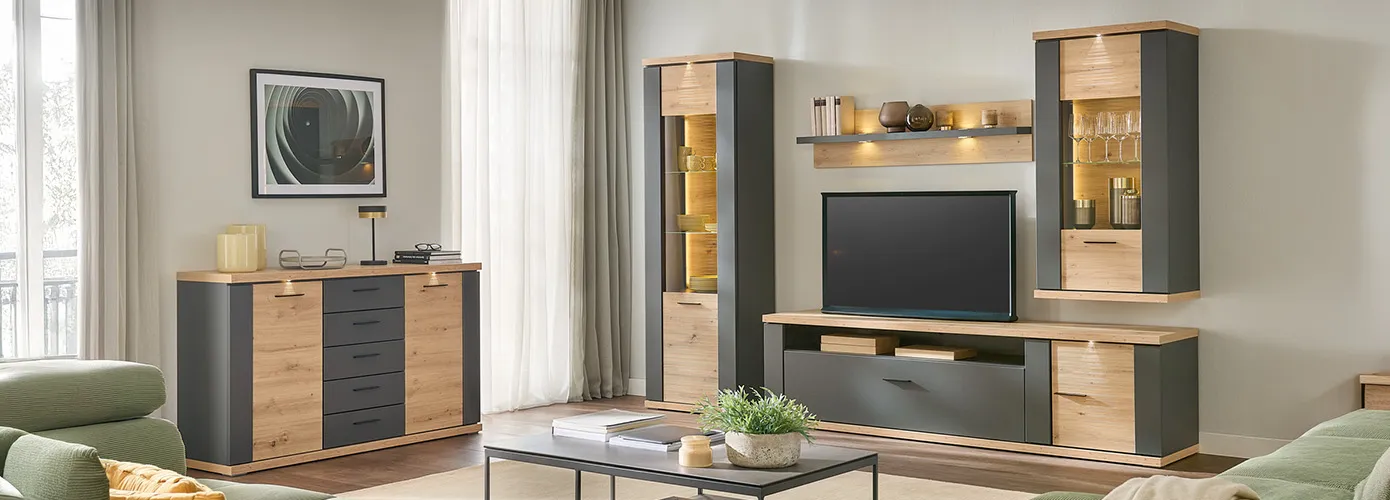 Wohnzimmer mit Kommode und Wohnwand in Anthrazit und Holzoptik mit Beleuchtung und Deko, weitere Möbel