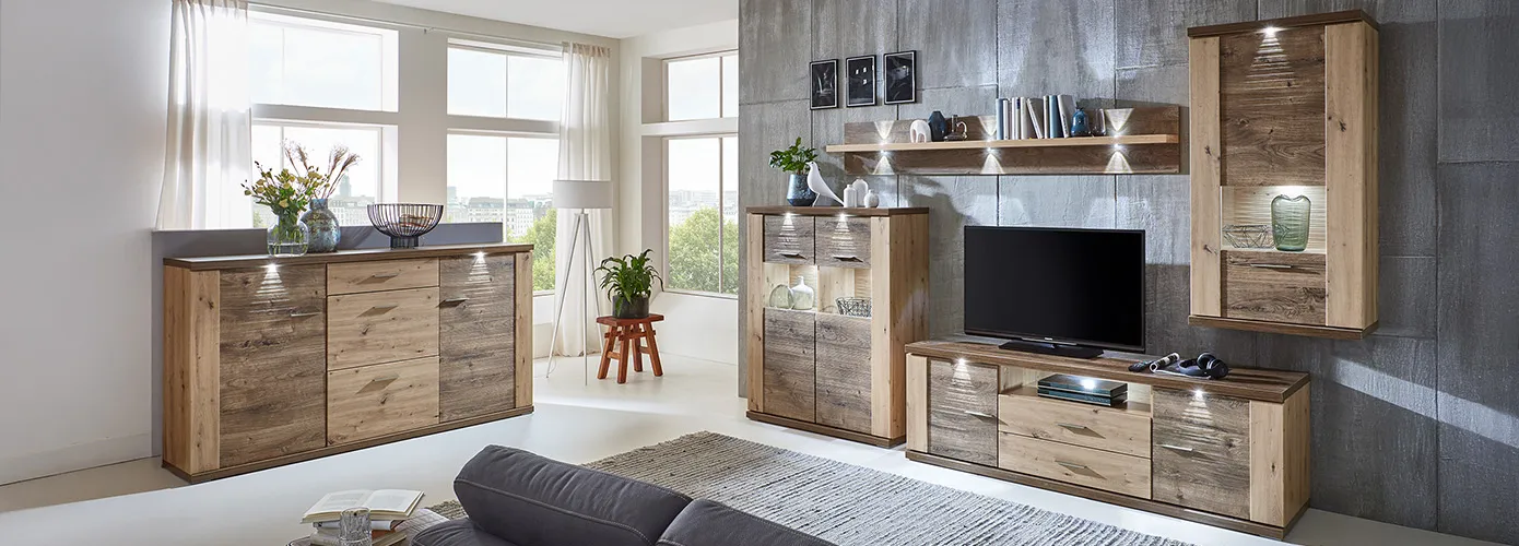 Wohnzimmer mit Kommode und Wohnwand in Holzoptik in zwei Dekoren und mit Beleuchtung, Deko.