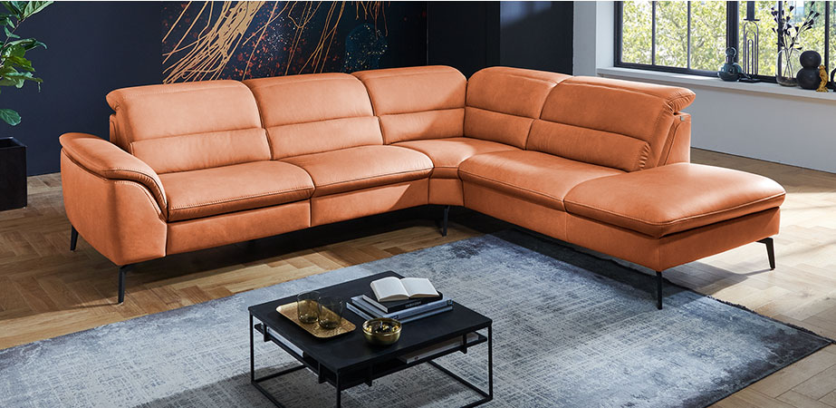 braunes Echtleder Ecksofa im Wohnzimmer