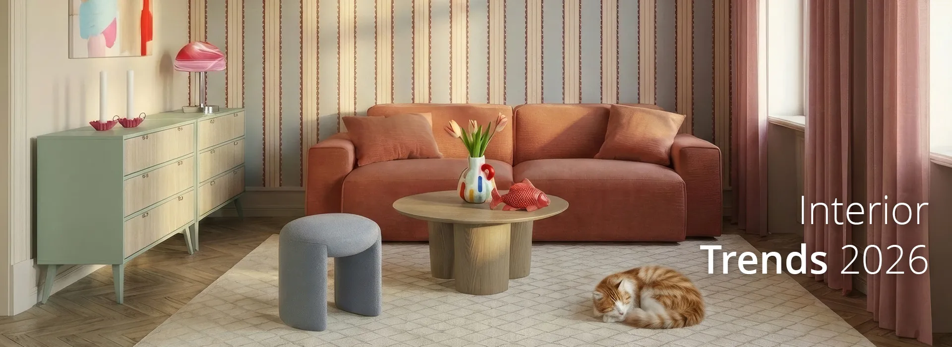 Wohnzimmer mit einer gestreiften Wand in beige und blau, davor Sofa in Terracotta, runder Couchtisch aus Holz, hellblauer Pouf, Teppich mit Rautenmuster in Beige, Holzkommode in Mintgrün, pinke Kerzenständer und Tischlampe in Pink mit Chrom-Fuß