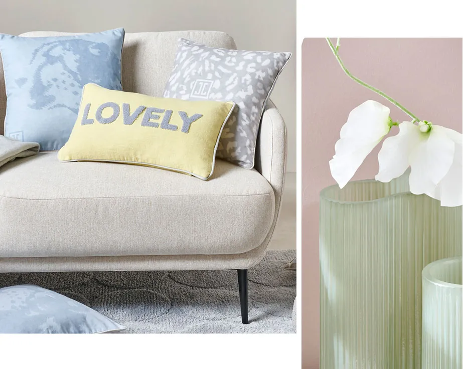 Collage aus 2 Bildern. Bild 1: beiges Sofa mit Dekokissen, eins mit Leopardenkopf-Aufdruck, eins in hellgelb mit Schriftzug "Lovely", ein Kissen in Grau mit weißem Leo-Muster. Dazu ein grauer Teppich mit Kreis-Muster. Bild 2: Nahaufnahme 2 hellgrüne Glasvasen in Riffel-Optik