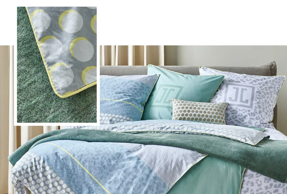 Collage aus 2 Bildern. Bild 1: Nahaufnahme grüne Kuscheldecke und Bettbezug mit weiß-gelben Kreisen auf grauem Untergrund. Bild 2: Polsterbett mit Bettdecken und Kissen bezogen mit Bettwäsche in grünen, blauen und grauen Nuancen, teilweise mit Leoparden-Muster, teilweise mit Logo-Druck JJ auf dem Kopfkissen