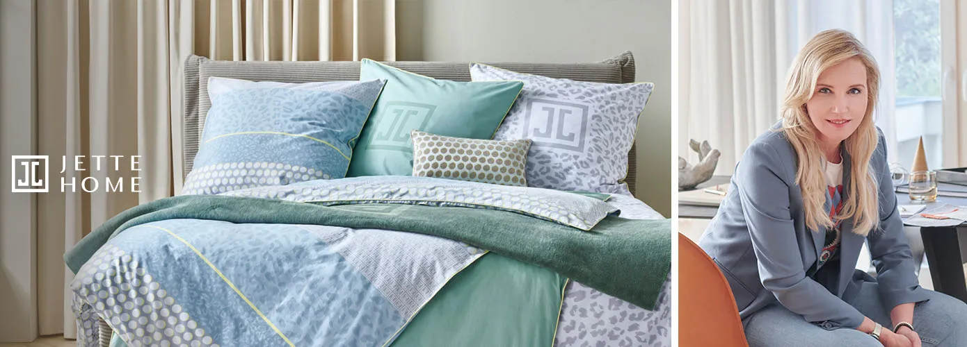 JJ JETTE HOME, Collage aus 2 Bildern. Bild 1: Polsterbett mit Bettdecken und Kissen mit verschiedenen Bezügen in Blau, Grün und Grau, teilweise mit Leo-Muster und Logo-Aufdruck. Bild 2: Designerin Jette Joop