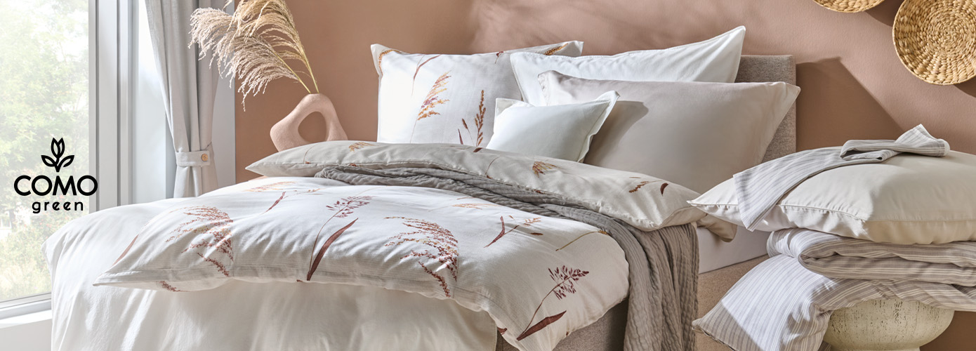 como green, Schlafzimmer mit beigem Polsterbett und Bettwäsche in Creme, Beige und mit Getreidehalm-Muster