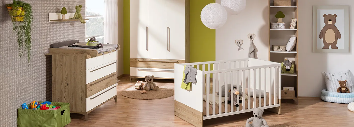 Babyzimmer mit Möbeln in Kreideweiß und Eichenoptik, bestehend aus Wickelkommode, Wickelaufsatz, Schrank, Babybett, Regal, Spielzeug, Deko