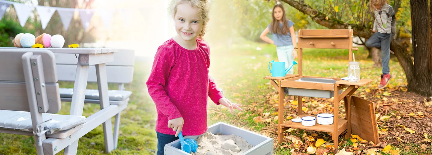 Kindersitzbank, kleiner Matschtisch und große Matschküche im Garten