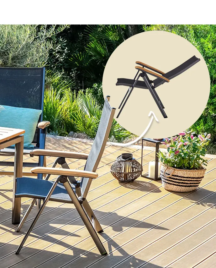 Klappstuhl der Serie auf sonniger Terrasse. Ansicht mit gerader und nach hinten geklappter Rückenlehne