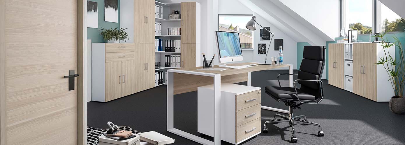 Büroansicht mit hohen und niedrigen Aktzenschränken, Regalen, Schreibtisch und Rollcontainer in Weiß / Eiche Sonoma (Nachbildung), schwarzer Bürostuhl