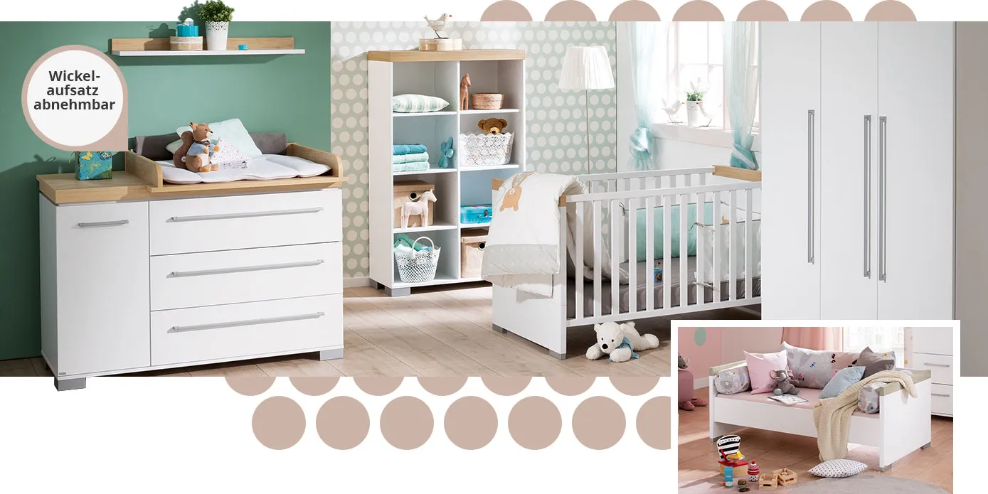 Collage aus 2 Bildern. Bild 1: Babyzimmer mit Möbeln in Kreideweiß und Holzoptik, bestehen aus Wickelkommode mit Wickelaufsatz und Hinweis Wickelaufsatz abnehmbar, Wandregal, Regal, Babybett, Schrank, Spielzeug, Deko. Bild 2: Juniorbett in Kreideweiß und Holzoptik, Kissen, Spielzeug, Schrank