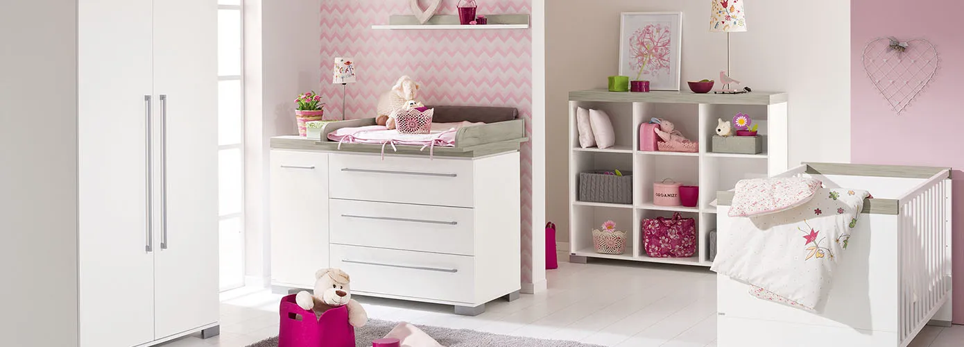 Babyzimmer mit Möbeln in Kreideweiß und Holzoptik, bestehend aus Schrank, Wickelkommode mit Wickelaufsatz und Hinweis Wickelaufsatz abnehmbar, Wandregal, Regale, Babybett, Spielzeug, Deko.