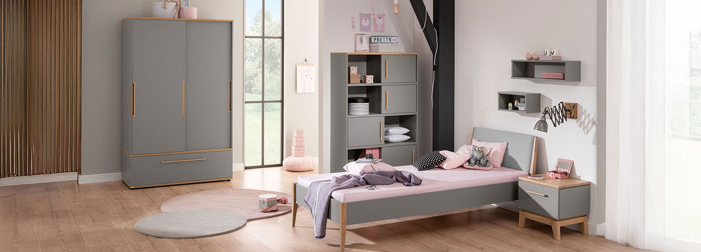 Jugendzimmer in Schiefergrau und Eiche, bestehend aus Schrank, Regal, Bett, Wandboards, Nachtkommode, Deko und Spielzeug