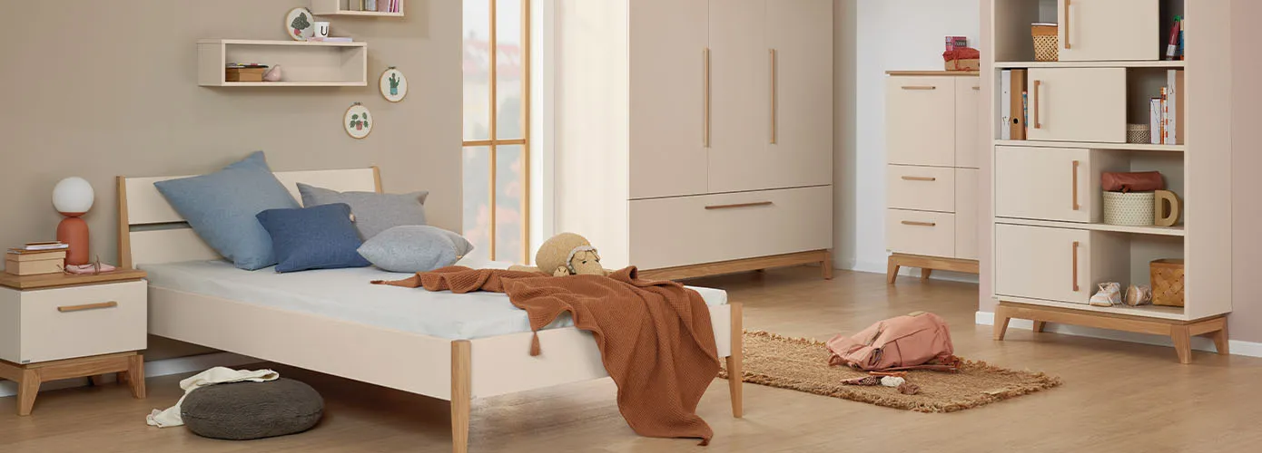 Jugendmöbel in Cashmere-Beige und Eichenholz, bestehend aus Nachtkommode, Jugendbett, Wandregale, Schrank, Highboard und Regal mit Schiebetüren in einem Jugendzimmer, Deko