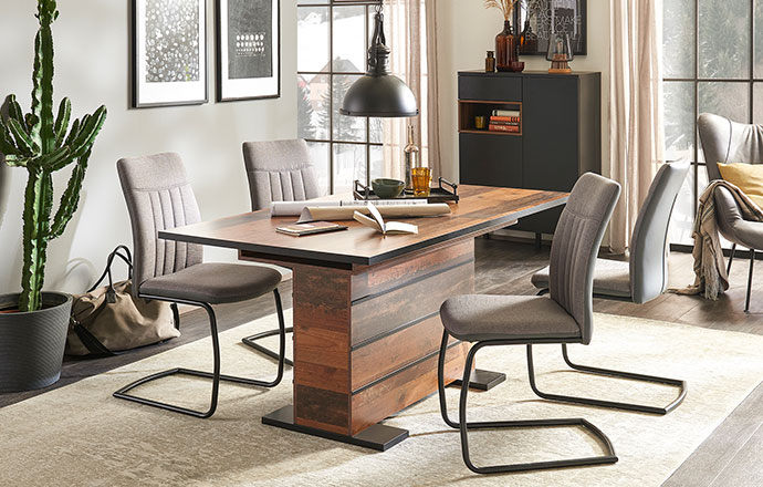 Esszimmer mit Esstisch der Serie mit Säulengestell, dazu 4 graue Polsterstühle