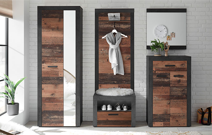 Flur mit Garderobenmöbeln der Serie: Dielenschrank, Garderobenbank, Wandpaneel, Spiegel und Schuhkommode