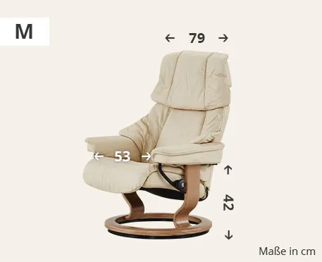 Beiger Sessel mit Holzgestell in Größe M mit 79 cm breiter Rückenlehne, 53 cm tiefer Sitzfläche und 42 cm hoher Sitzfläche. Maße in cm