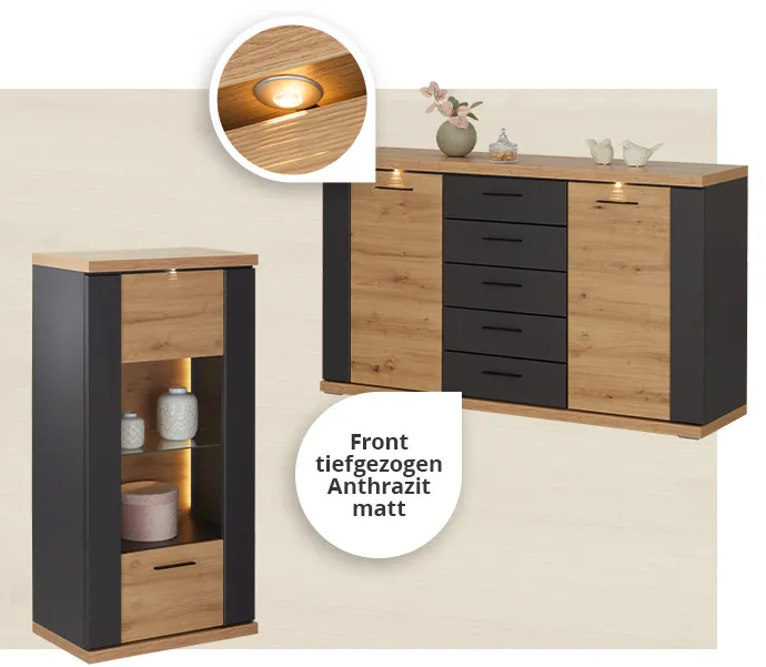 Vitrine und Sideboard in Anthrazit und Holzoptik mit Beleuchtung und Hinweis "Front tiefgezogen Anthrazit matt" sowie Deko