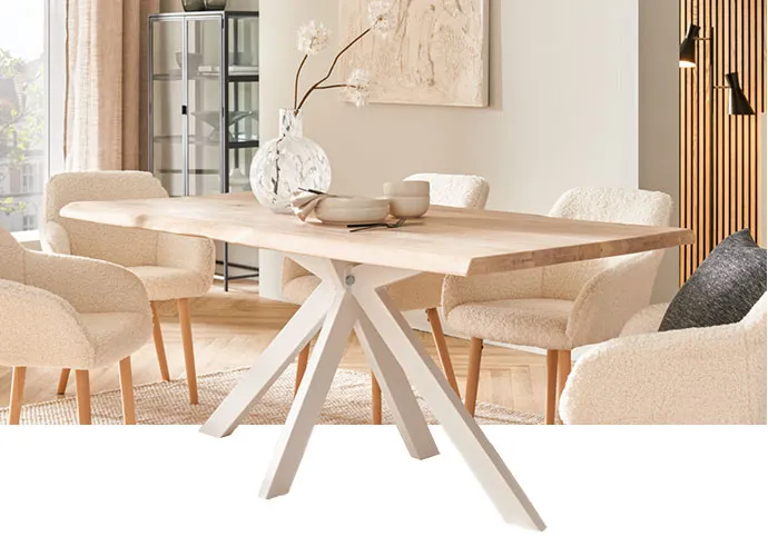 Esstisch mit Holzplatte und Sterngestell in Weiß.